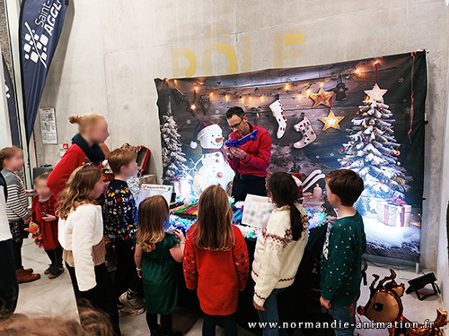Animation sculpture ballon marché de noël arbre noel entreprise centre commercial animateur modelage ballon